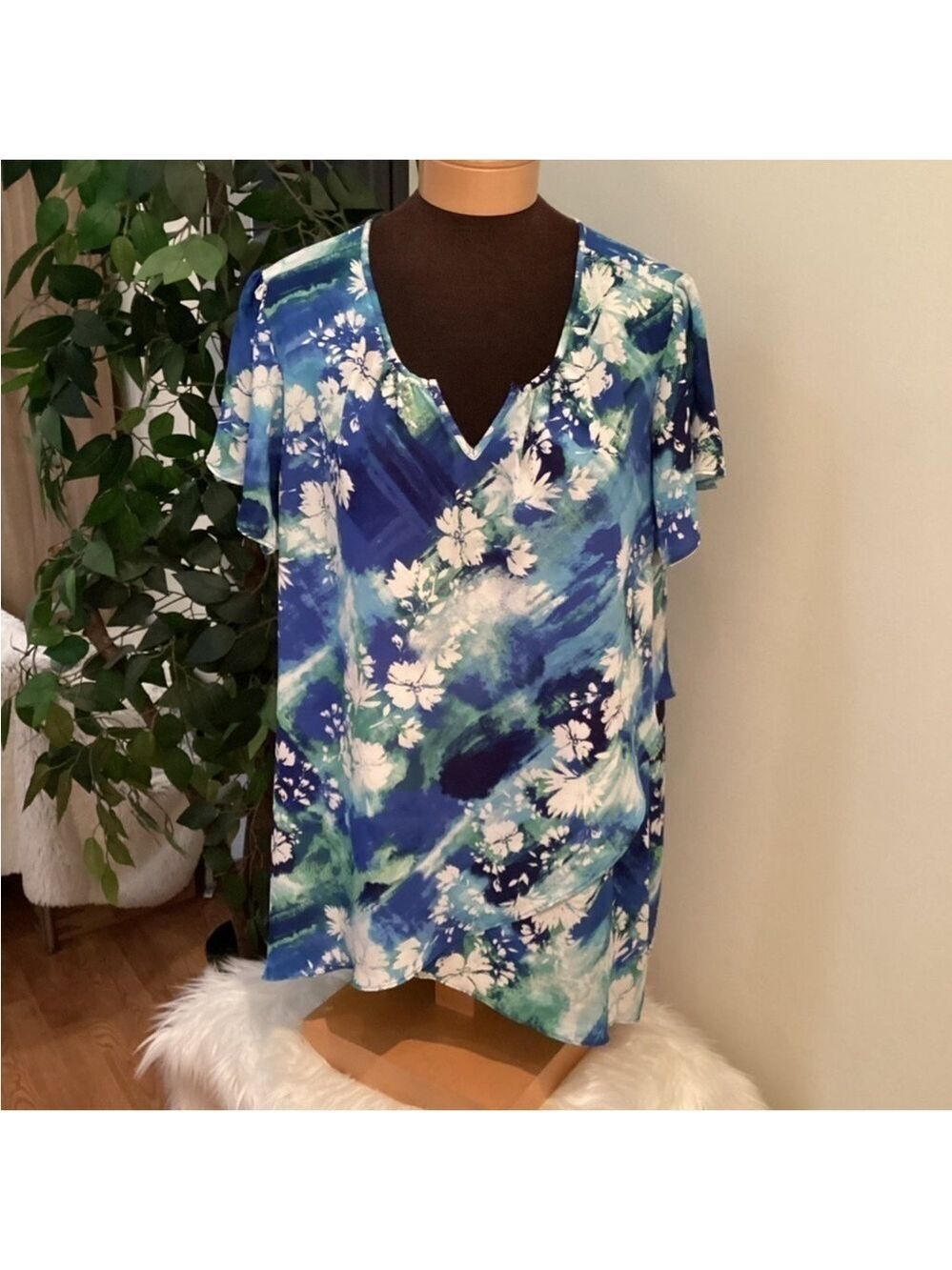 Zac & Rachel blouse Woman’s 2X blues greens white floral flutter sleeve